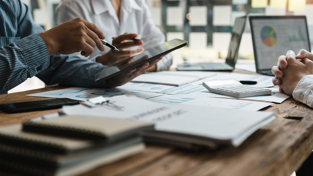 Amentum - business meeting to analyse and discuss financial report Amentum - business meeting to analyse and discuss financial report